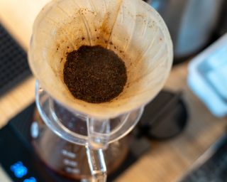 Kolik faktorů ovlivňuje chuť tvého filtru? Káva není jenom o kávě a vodě. Když to vezmeš vážně, ovlivňuje ji každá z...