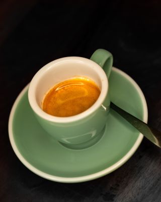 Espresso. Malý moment, ve kterém se potká všechno –⁠ rovnováha, klid i soustředění. Nejde o dokonalost. Jde o to, vnímat...